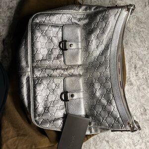 Used silver  Gucci purse with authenticity tag